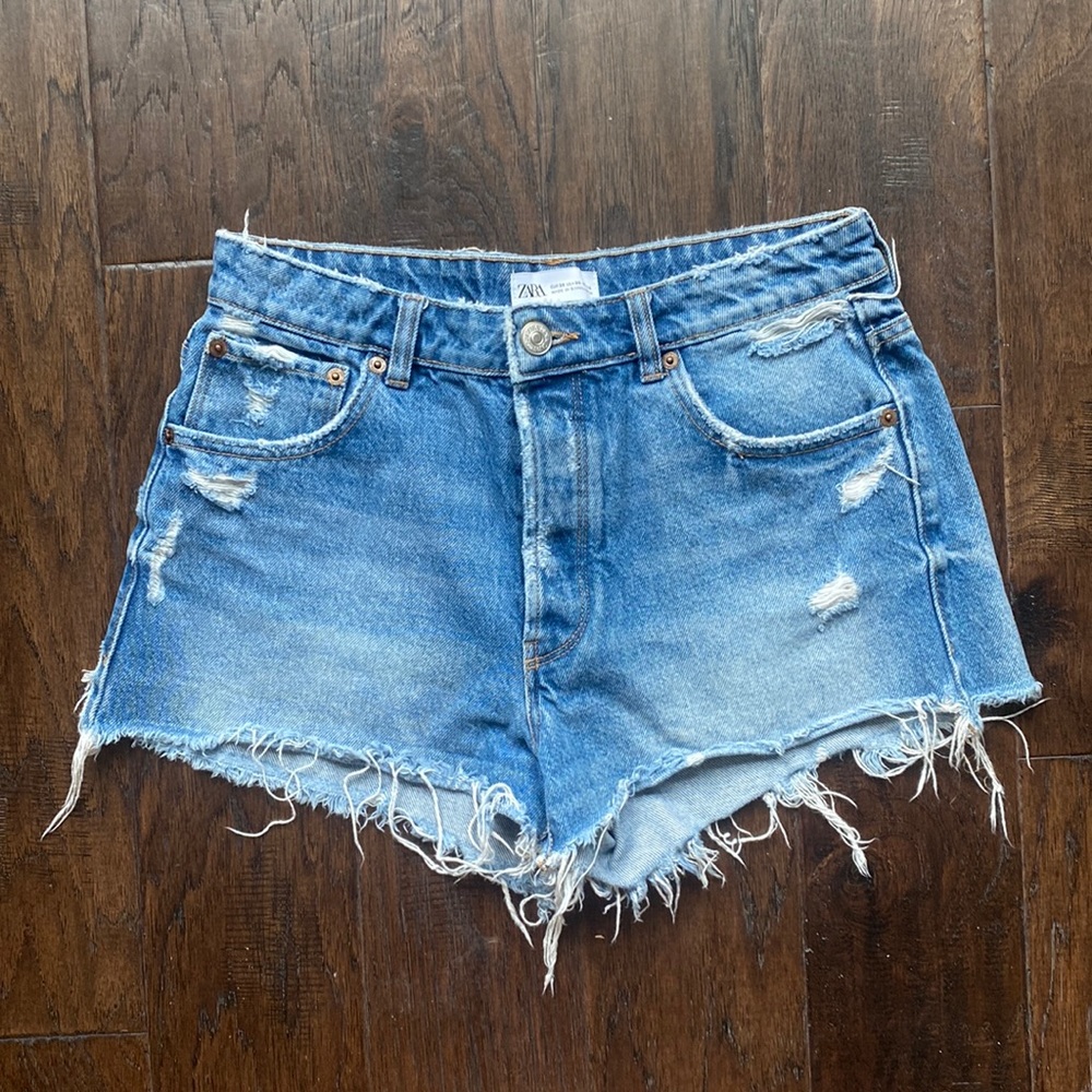 Zara high rise distressed short